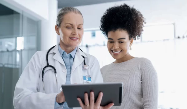 Consultora da Agicorr atendendo cliente sobre seguro de vida