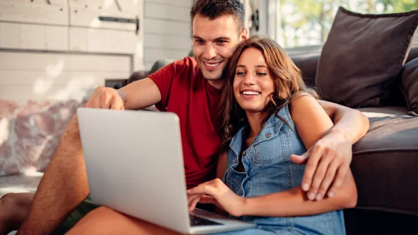 Consultora da Agicorr atendendo cliente sobre seguro de vida