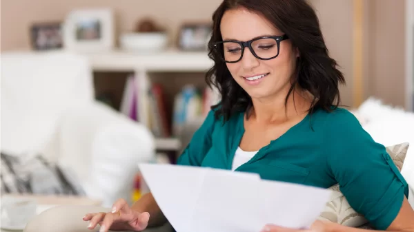 Consultora da Agicorr atendendo cliente sobre seguro de vida