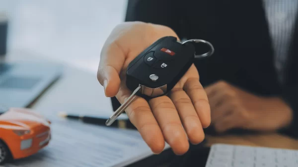 Consultora da Agicorr atendendo cliente sobre seguro de vida