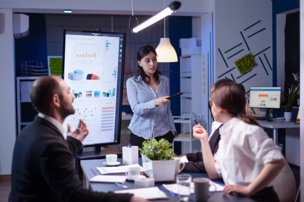 Consultora da Agicorr atendendo cliente sobre seguro de vida