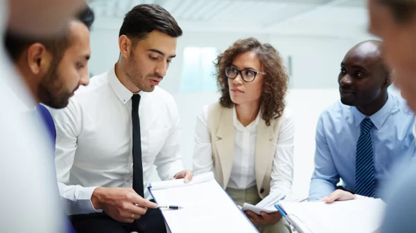 Consultora da Agicorr atendendo cliente sobre seguro de vida
