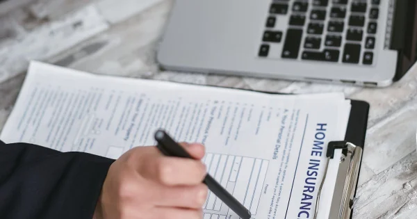 Consultora da Agicorr atendendo cliente sobre seguro de vida