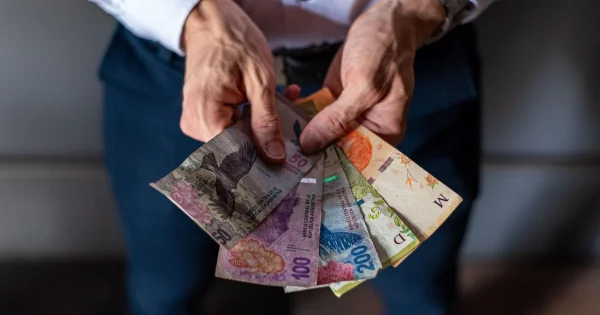Consultora da Agicorr atendendo cliente sobre seguro de vida