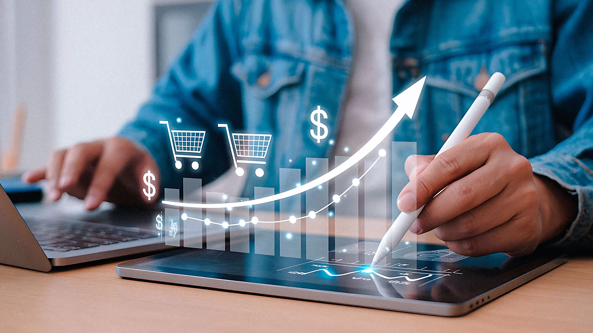 Consultora da Agicorr atendendo cliente sobre seguro