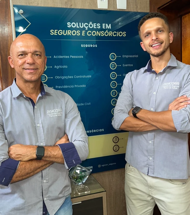 Equipe da Agicorr em frente ao painel de soluções