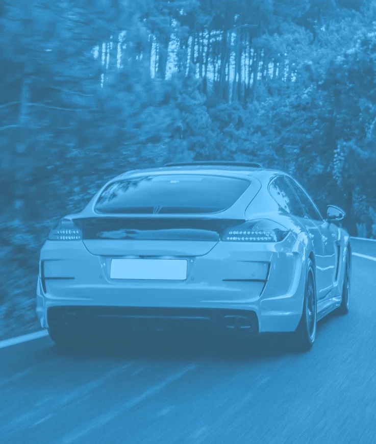 Carro em movimento numa estrada