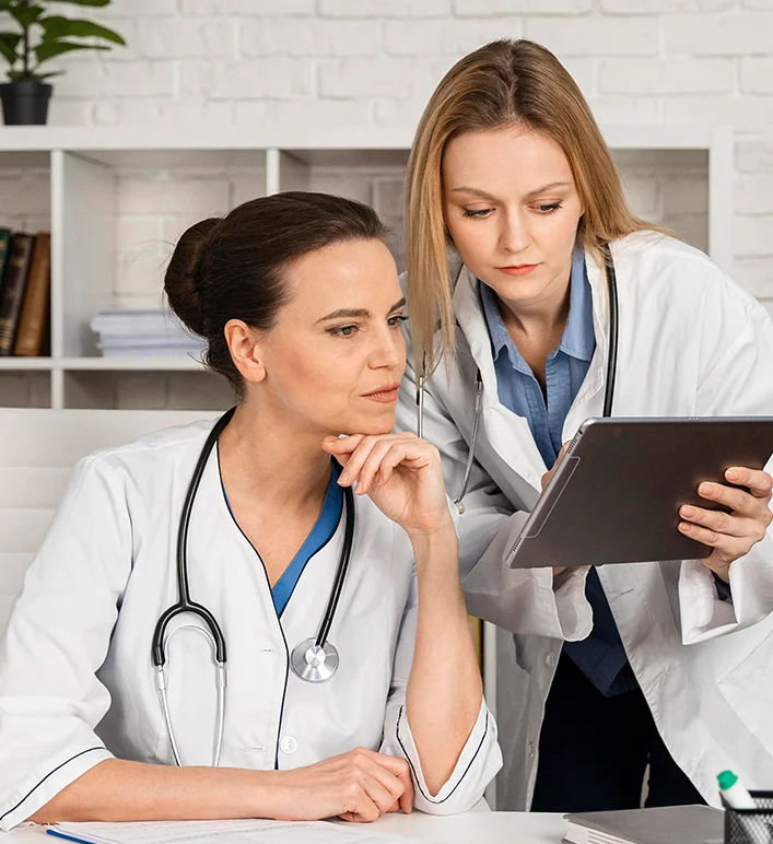 Consultor explicando seguro auto para cliente dentro do carro