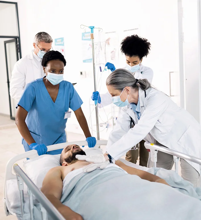 Consultor explicando seguro auto para cliente dentro do carro