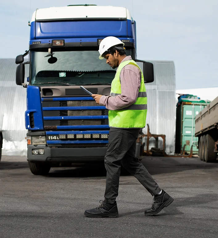 Consultor explicando seguro auto para cliente dentro do carro