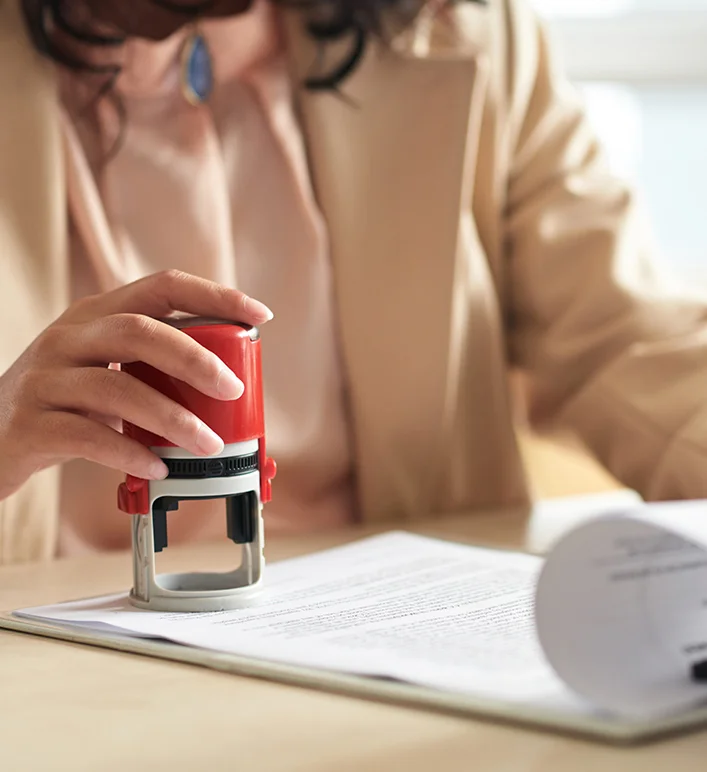 Consultor explicando seguro auto para cliente dentro do carro