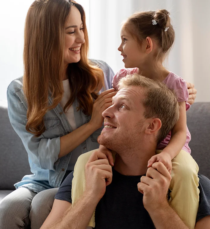 Consultor explicando seguro auto para cliente dentro do carro