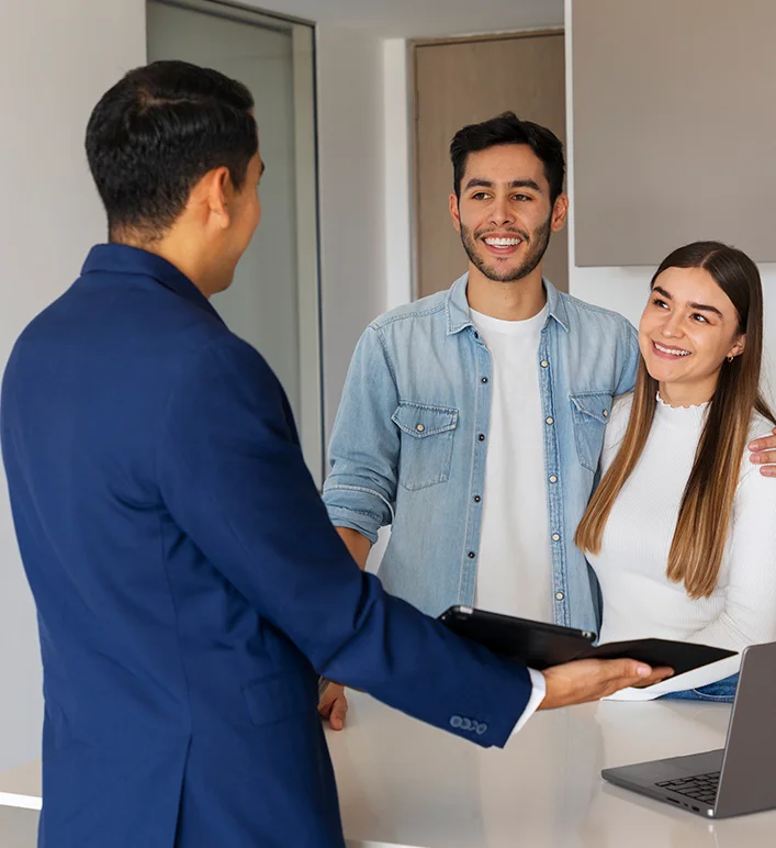 Consultor explicando seguro auto para cliente dentro do carro