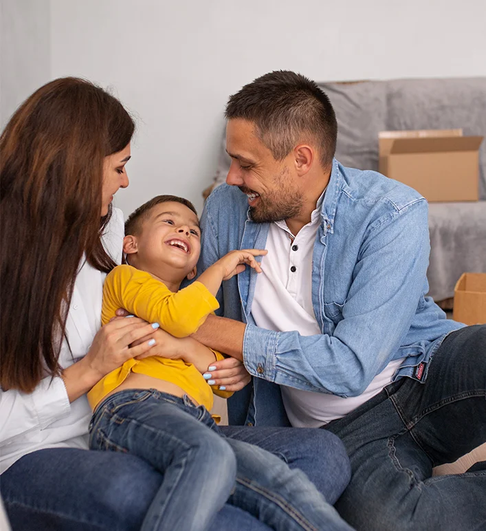 Consultor explicando seguro auto para cliente dentro do carro