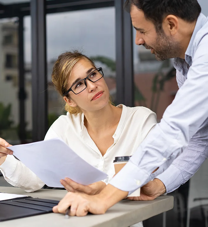 Consultor explicando seguro auto para cliente dentro do carro