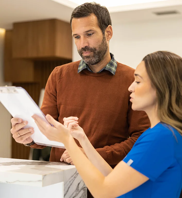 Consultor explicando seguro auto para cliente dentro do carro