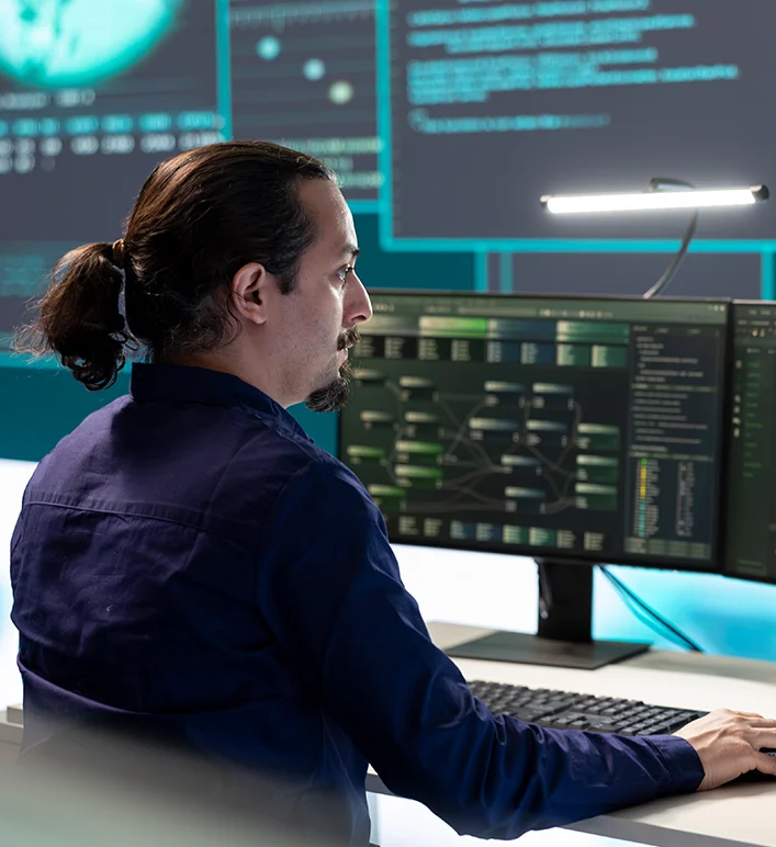 Consultor explicando seguro auto para cliente dentro do carro