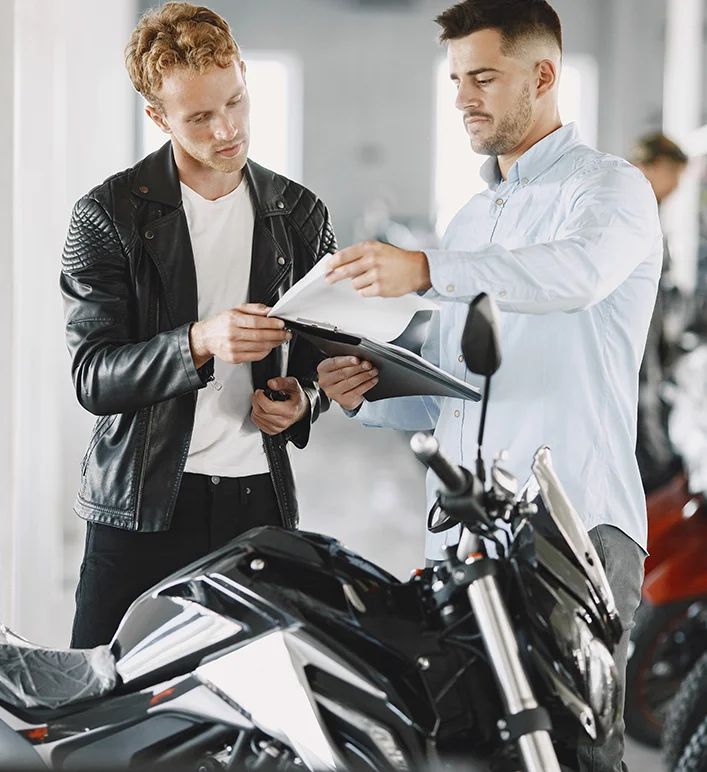 Consultor explicando seguro auto para cliente dentro do carro