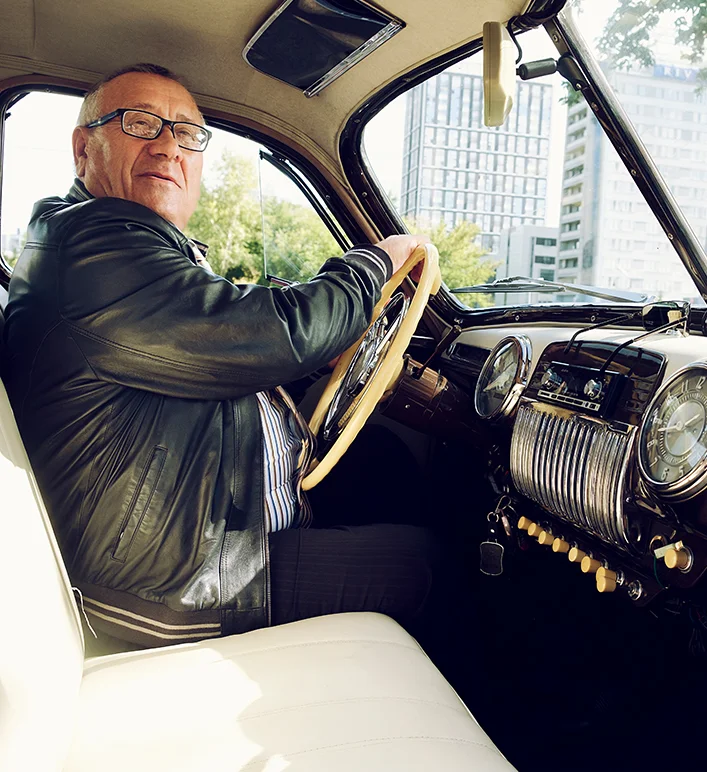 Consultor explicando seguro auto para cliente dentro do carro