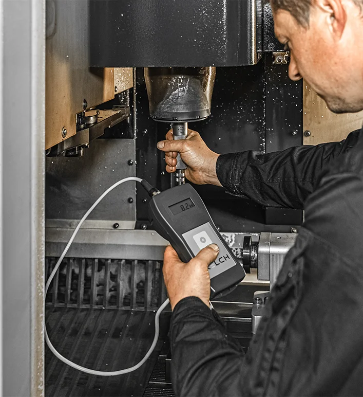 Consultor explicando seguro auto para cliente dentro do carro