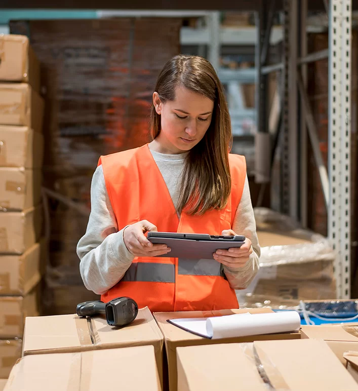 Consultor explicando seguro auto para cliente dentro do carro