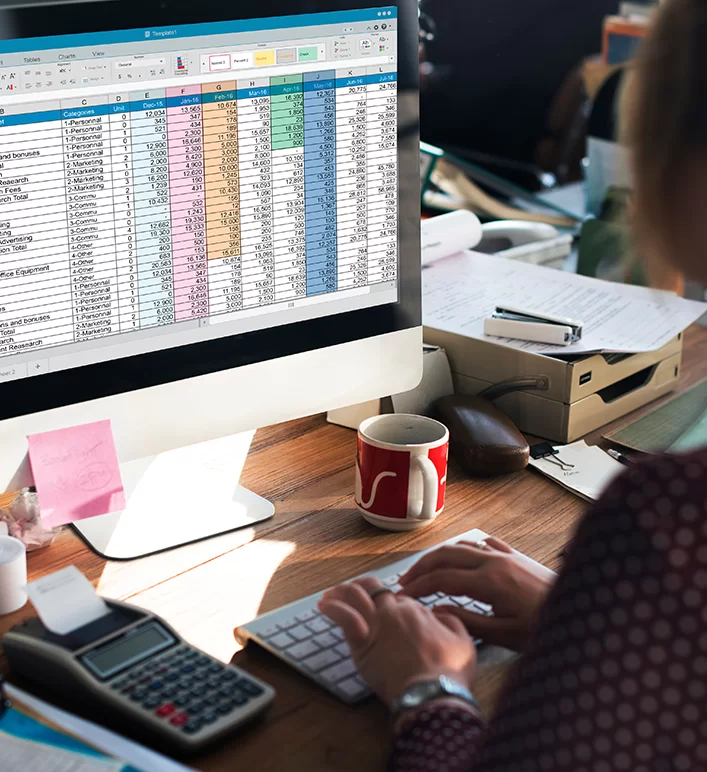 Consultor explicando seguro auto para cliente dentro do carro