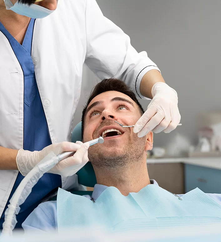 Consultor explicando seguro auto para cliente dentro do carro