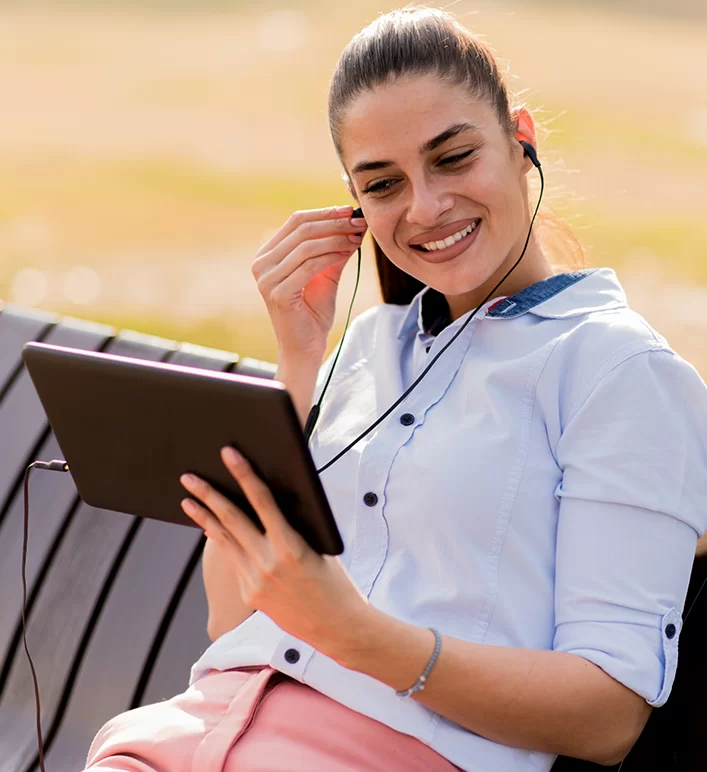 Consultor explicando seguro auto para cliente dentro do carro