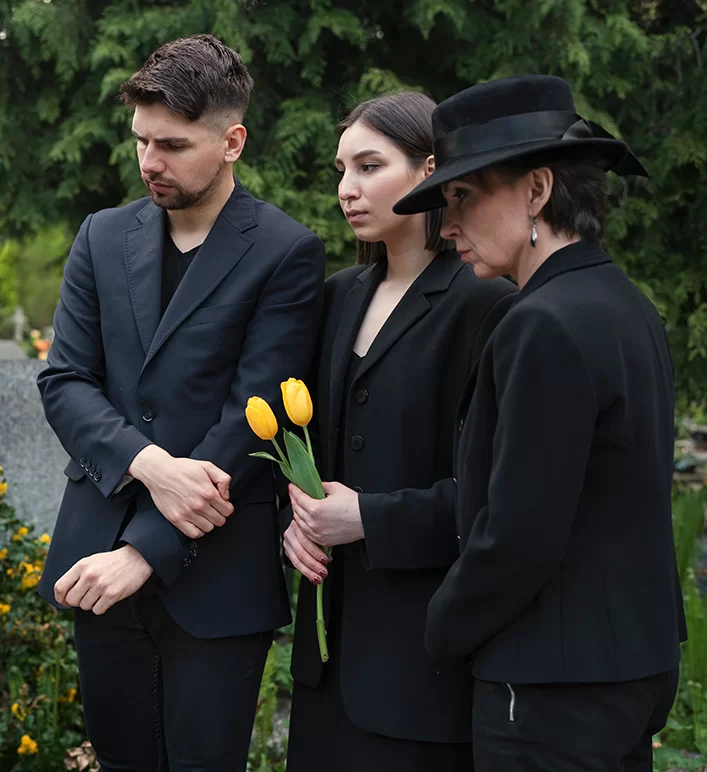 Consultor explicando seguro auto para cliente dentro do carro