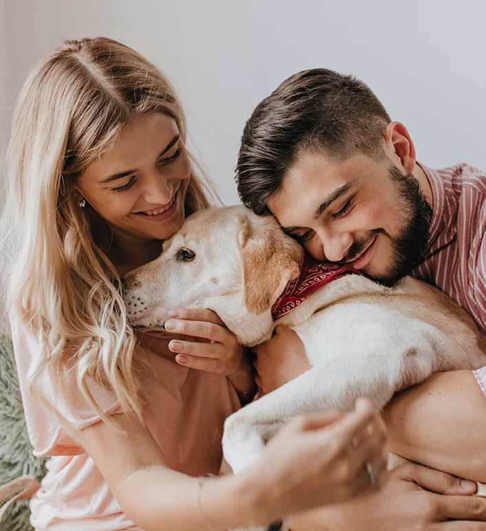 Consultor explicando seguro auto para cliente dentro do carro