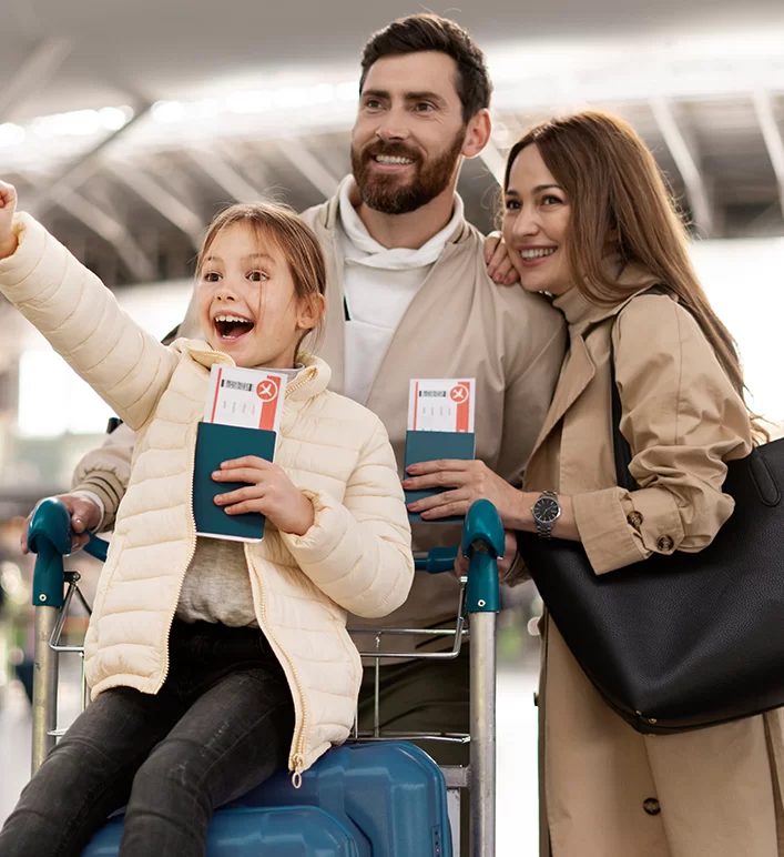 Consultor explicando seguro auto para cliente dentro do carro