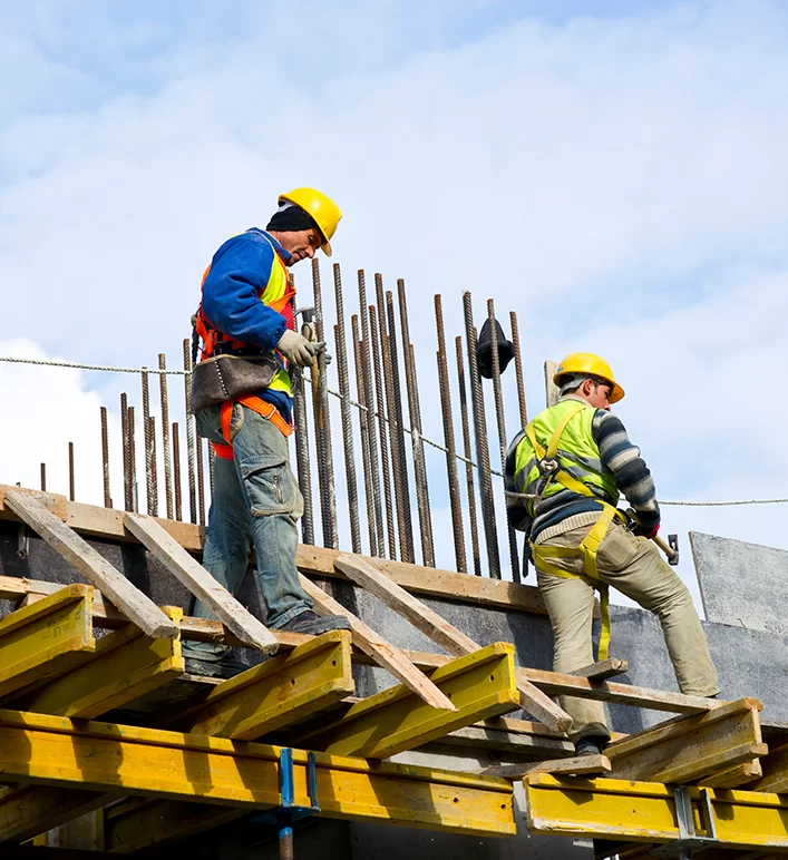 Consultor explicando seguro auto para cliente dentro do carro